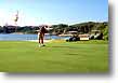 El campo de golf cuenta con lagos, trampas de arena y el hoyo 13 a la orilla del mar, convirti�ndolo en uno de los mejores campos de M�xico